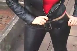 Une fille sexy en tenue de latex avec un cul serré et des seins à mourir