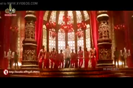 Lalbum de la bande originale du film aagadu est lendroit idéal pour séclater avec la chanson vidéo junction lo, où lon voit la superstar sexy mahesh babu séclater avec deux nanas, shruti haasan et tamannaah